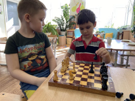Играем в шахматы Играем в шахматы.