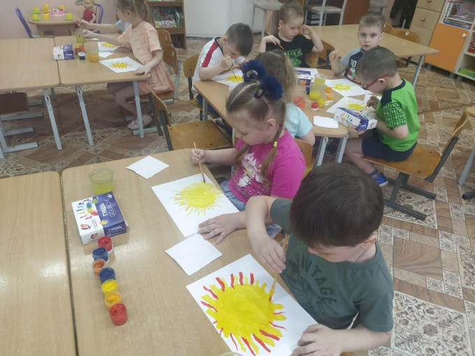 Дети рисуют солнце Дети рисуют солнце.